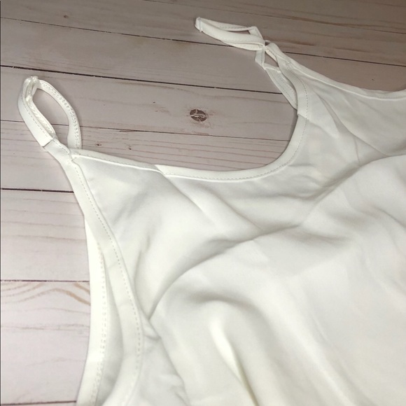 🎉 White Spaghetti Strap Tank w/Wooden Buttons - Picture 5 of 6